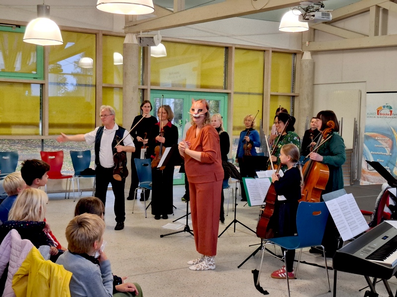 Eine Katze führt durch Vivaldis „Vier Jahreszeiten“, Wandlitz Eine Katze führt durch Vivaldis „Vier Jahreszeiten“, Wandlitz